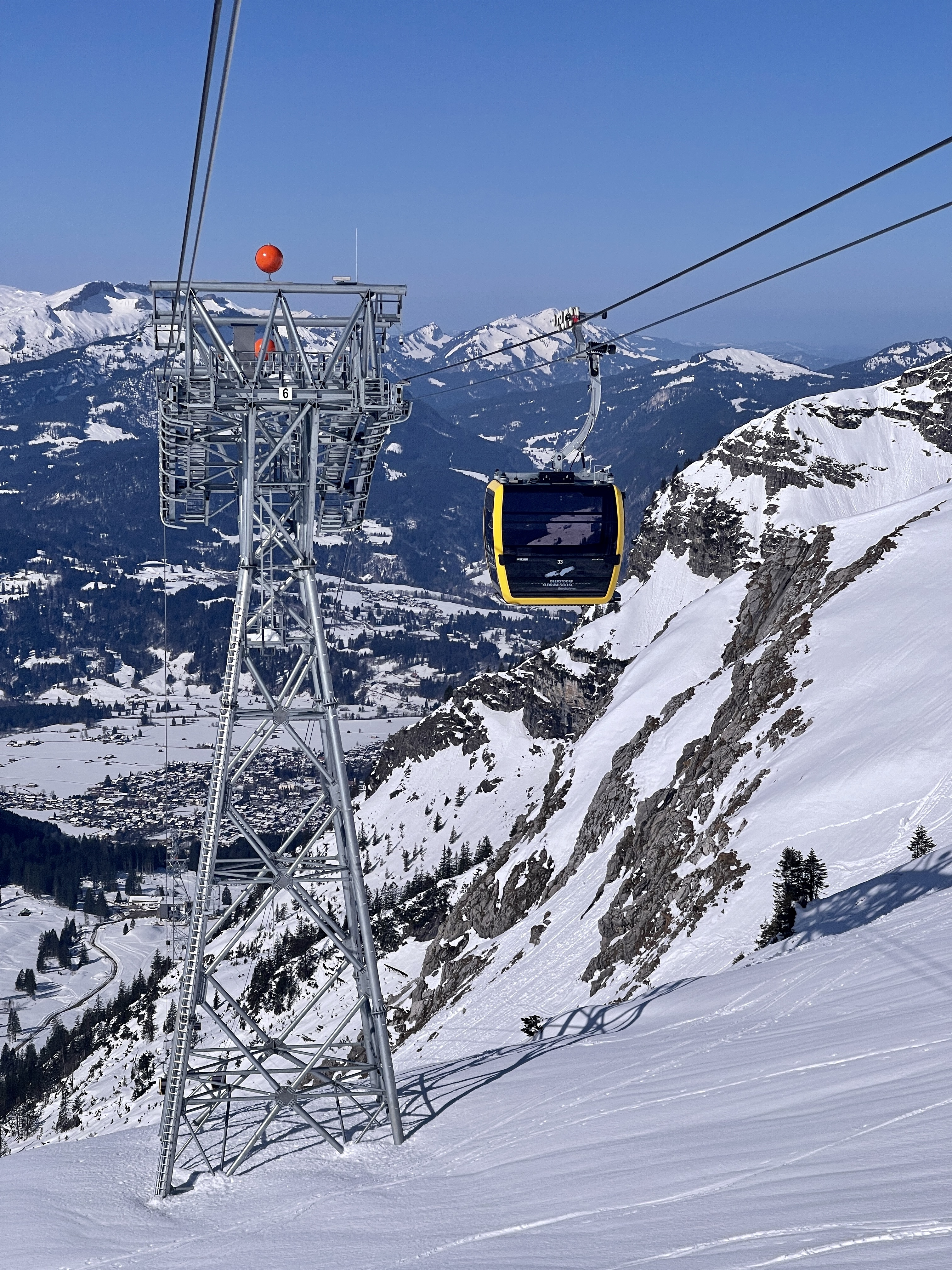 Bicable gondola lifts Bicable gondola lifts